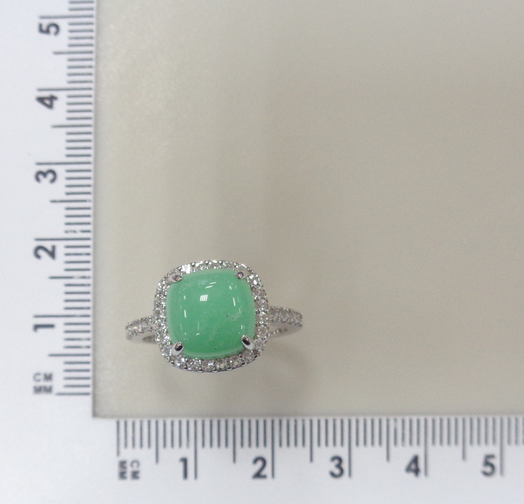 Серебряное кольцо с зеленым халцедоном